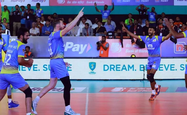 Kochi Blue Spikers makes the last four - Sakshi