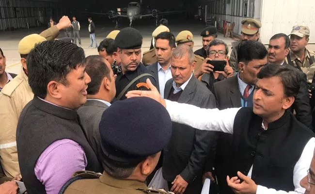 Akhilesh yadav Stopped By UP Police At Lucknow Airport - Sakshi