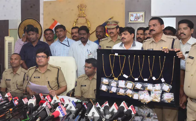 Chain Snatchers Arrested In Khammam - Sakshi