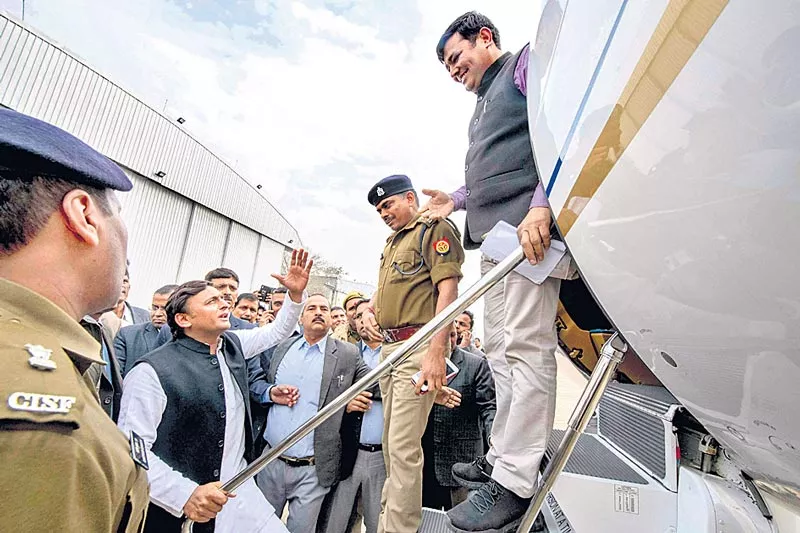 Akhilesh Yadav says stopped at Lucknow airport - Sakshi