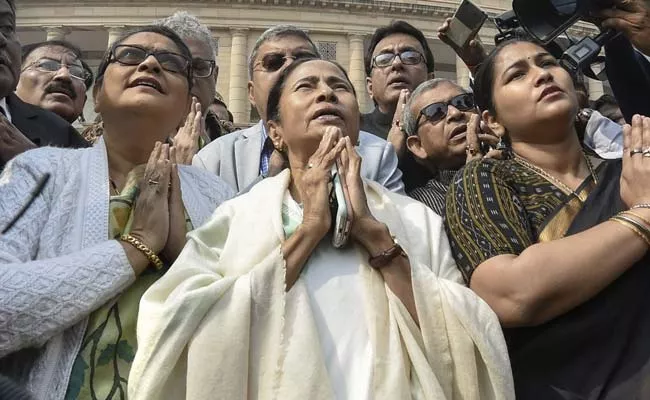 Mamata Banerjee Offered Prayers Before Gandhi Statue In Parliament - Sakshi