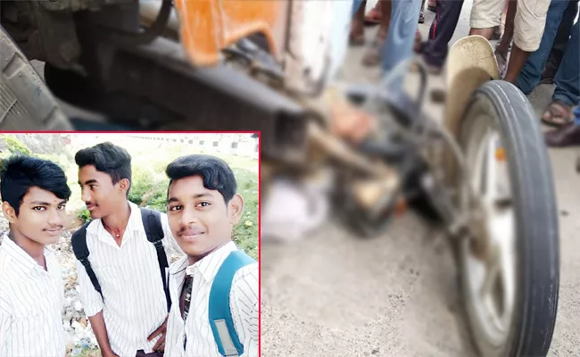 Friends Died in road accident Visakhapatnam - Sakshi