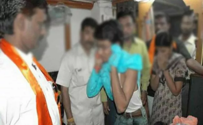 Bajrang Dal Team Warning to Lovers Hyderabad - Sakshi