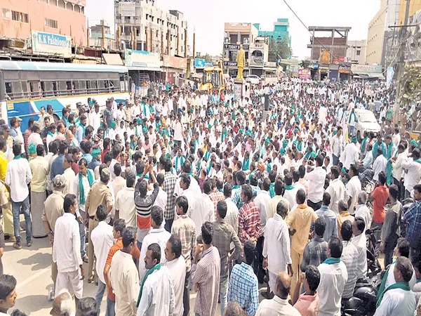 Farmers protest on the national highway for Minimum Cost price - Sakshi