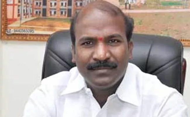 The Police Stopped MLA Chirumarthi Lingaiah  Vehicle In Narkatpalli - Sakshi