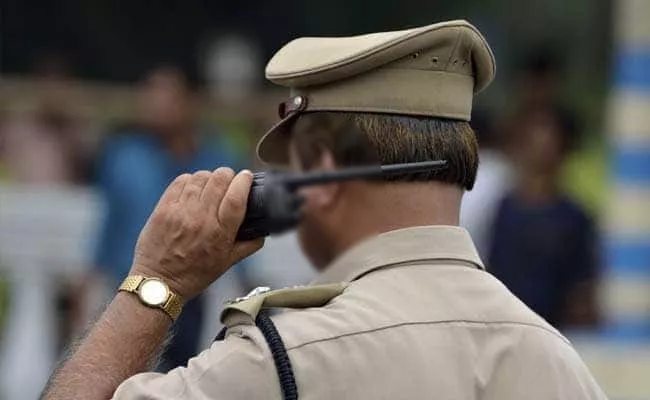 Case Filed Against Kerala Cop For Sexual Assault Bid On Girl In Train - Sakshi