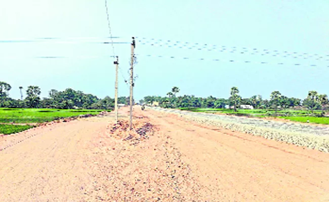 Village Peoples Face To Road Problem Karimnagar - Sakshi