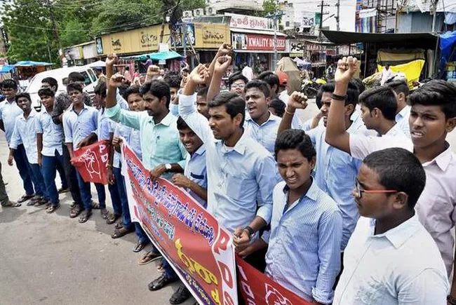 Unemployed Youth Protest In Amaravathi - Sakshi