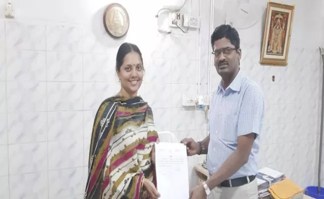 Tamilnadu Woman Got No Caste No Religion Certificate - Sakshi