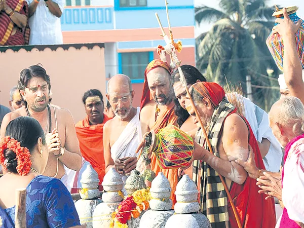 Mahakumbhabhishekam as grand level in sharada peetham - Sakshi