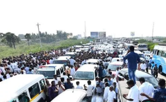 Heavy Traffic Jam In Eluru  - Sakshi