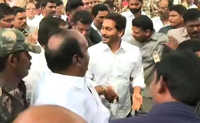 YS jagan reaches gannavaram airport - Sakshi