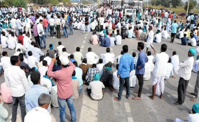 Farmers Protest For Minimum Price At Armor - Sakshi