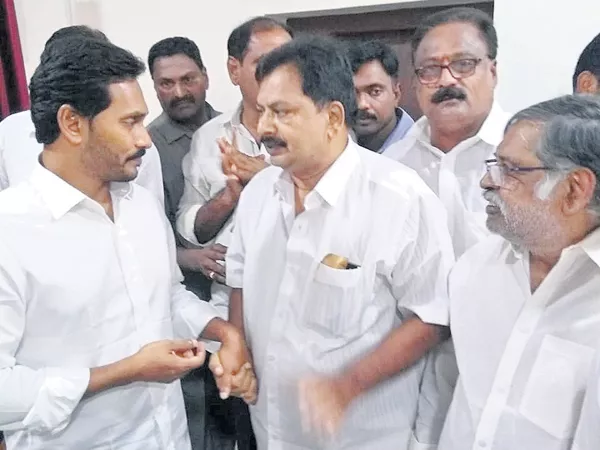 Kapunadu National President met with YS Jagan - Sakshi