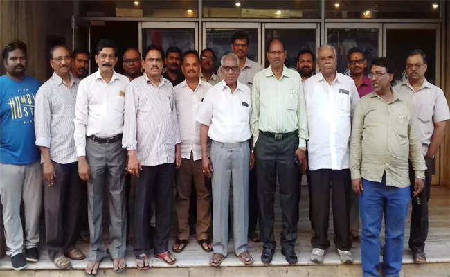 AU Professors Watch Yatra in Visakhapatnam - Sakshi