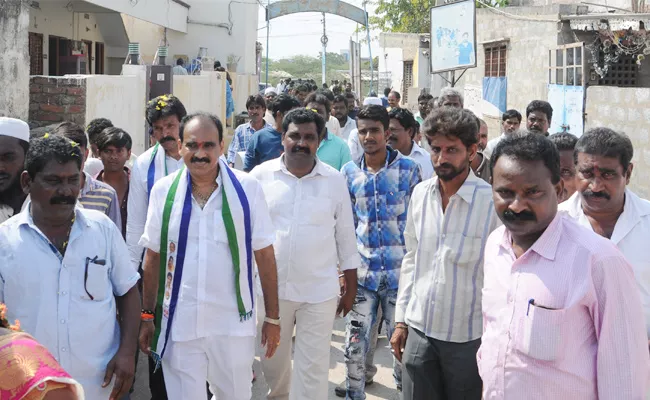 Balineni Srinivas Reddy Slams Contractors - Sakshi