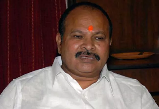 Kanna Lakshmi Narayana fires on Chandrababu over farmer death - Sakshi