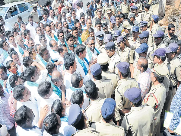 Farmers collectorate siege for Cost price - Sakshi