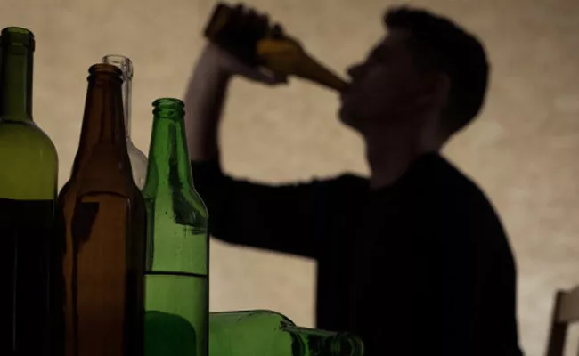 Illinois University Professors Says Binge drinking Rewires A Teenagers Brain More At Risk - Sakshi