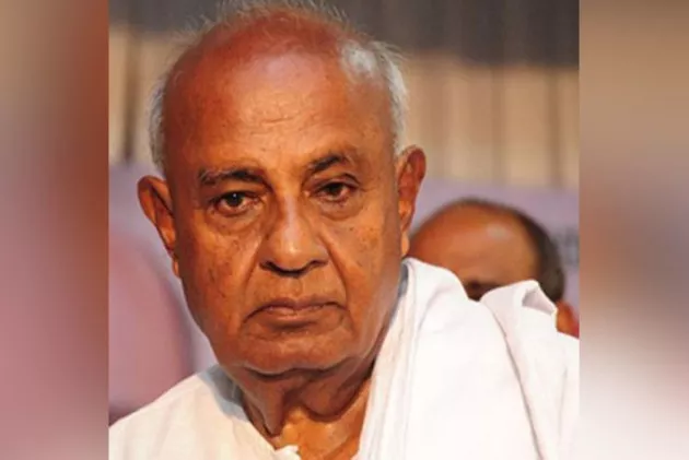 EX PM Deve Gowda slips in bathroom - Sakshi