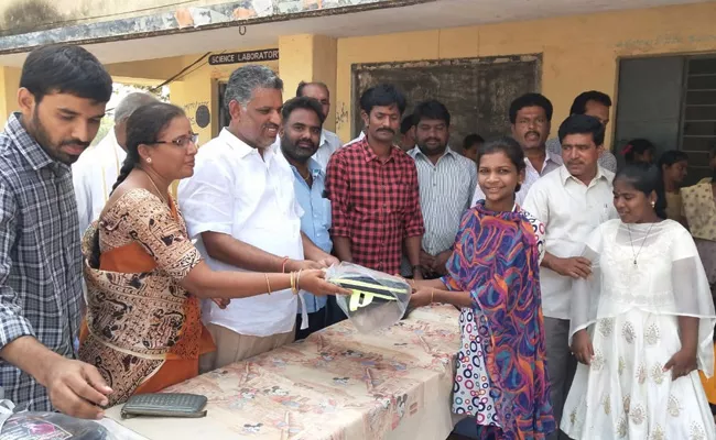 Chevireddy Bhaskar Reddy Distribute School Bags in Chittoor - Sakshi