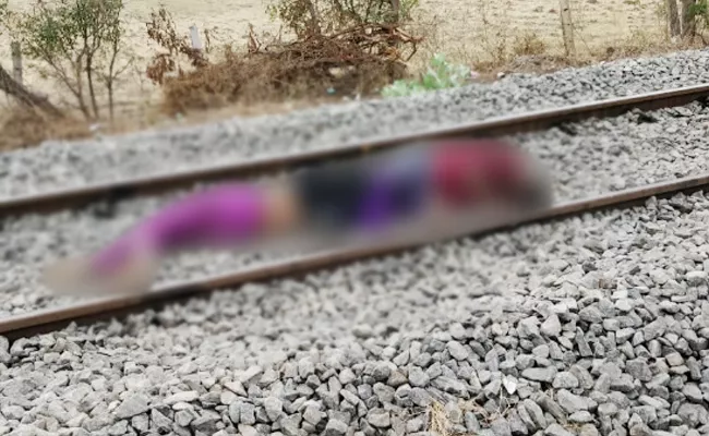 Kerala Love Couple Commits Suicide in Tamil nadu Train Track - Sakshi