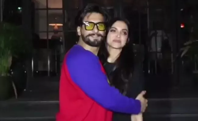 Ranveer Singh Kisses Deepika Padukone Publicly - Sakshi