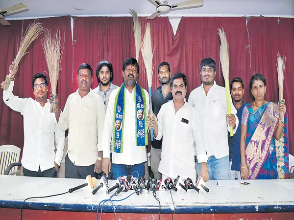 BC Associations Leaders Slams V Hanumantha Rao - Sakshi