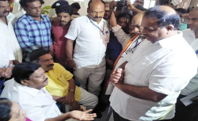 TDP MP Shiva Prasad High Drama In TTD Workers Strike - Sakshi