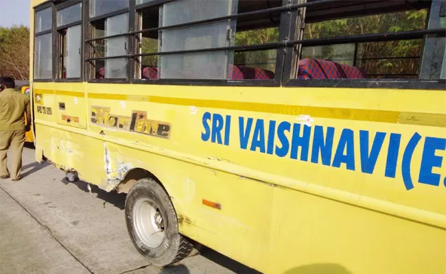 Car Tire Burst And Accident to School Bus in Kurnool - Sakshi