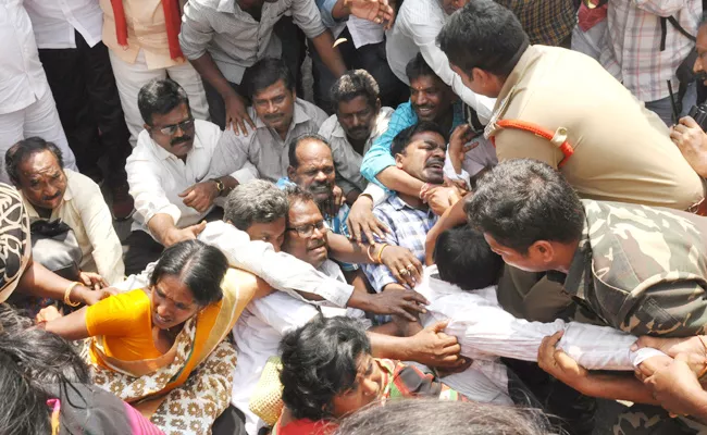 Police Attack on Contract Workers in Chittoor - Sakshi