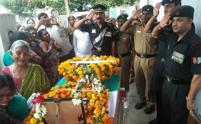 Tearful Farewell To Army Jawan Adilabad - Sakshi