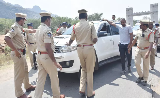 Police Force in Kothapalem Guntur - Sakshi