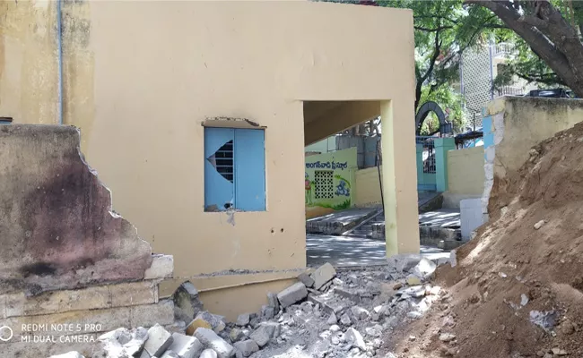 Students Injured in Puttaparthi School Wall Collapse - Sakshi