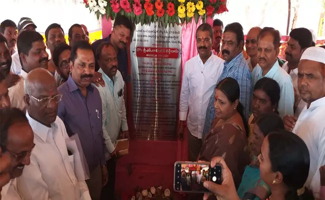 MLA Rajender Reddy Foundation Four Lines  Roadworks Narayanpet - Sakshi