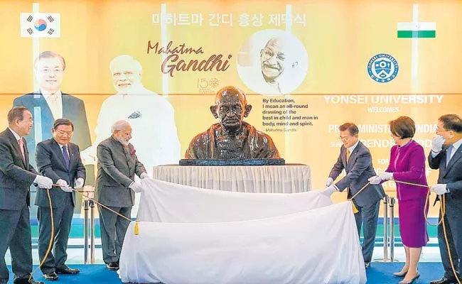 Narendra Modi Unveils Mahatma Gandhi Statue In Seoul - Sakshi