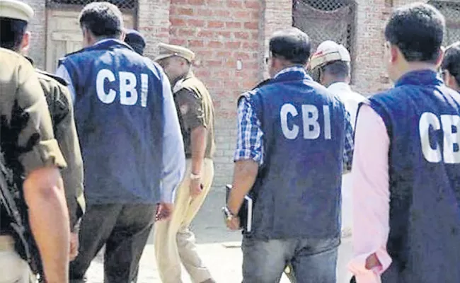 CBI team attacked by family of absconding officer in Noida - Sakshi