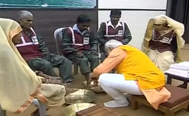 PM Modi Washed Feet Of Sanitation workers In Prayagraj - Sakshi