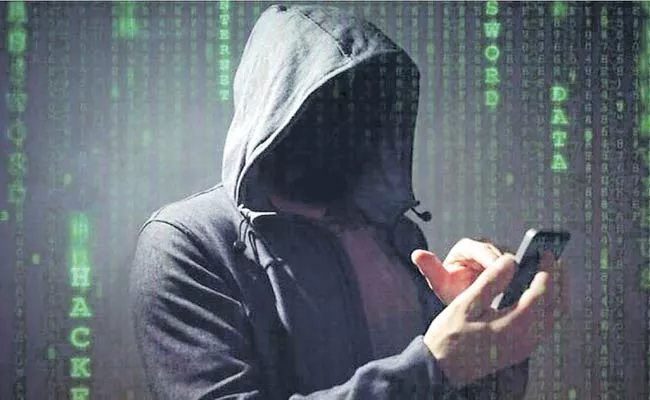 Cyber Criminals Place Fake Call Centre Of Banks - Sakshi