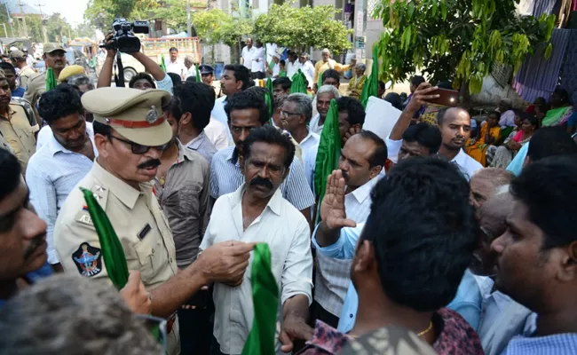 Farmers Protest Against TDP Government Rally At Undavalli - Sakshi