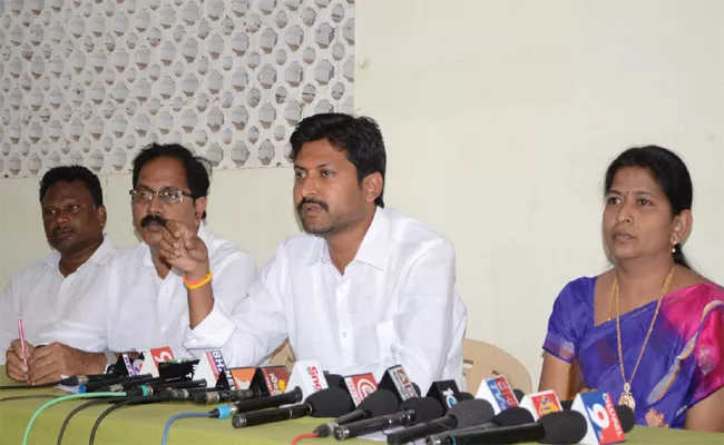 Vanitha And Abbaiah Chodery Demands Chinthamanrni Sorry to Dalit - Sakshi