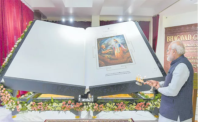 Narendra Modi Unveil 800 kgs Bhagavad Gita In New Delhi - Sakshi