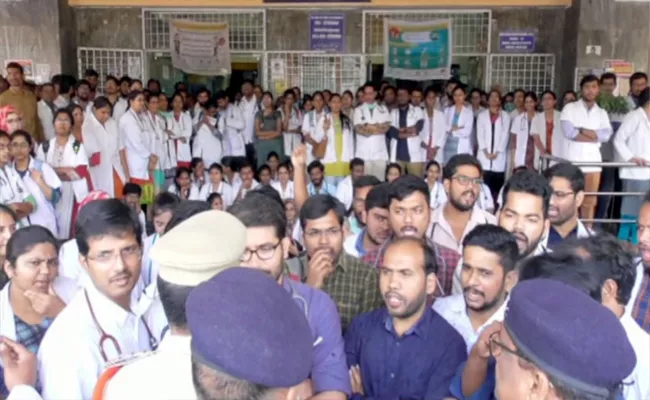 Junior Doctors Strike In Secunderabad Gandhi Hospital - Sakshi