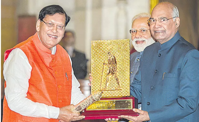 Ramnath Kovind And Modi Attend Gandhi Peace Prize Award Ceremony In New Delhi - Sakshi