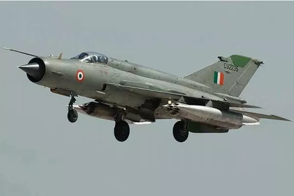 India Confirms Air Force Pilot In Pakistan Custody - Sakshi