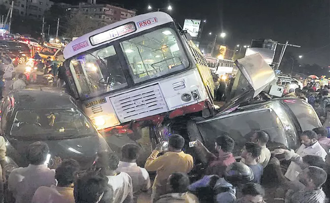 RTC Bus Driver Died Of Heart Attack In Driving In Hyderabad - Sakshi