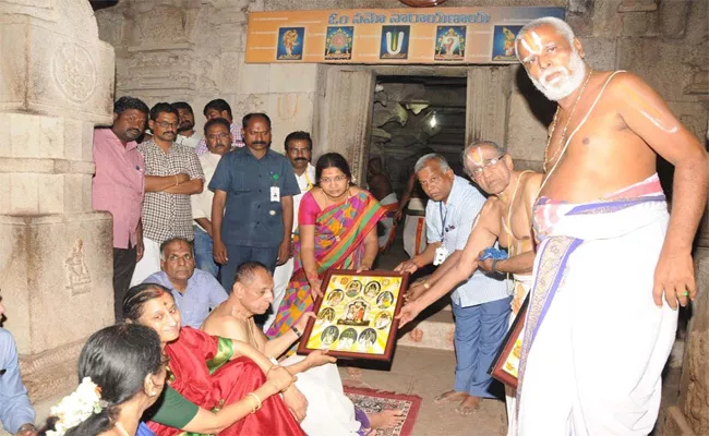 Governor ESL Narasimhan  Visit Ahobilam Temple - Sakshi