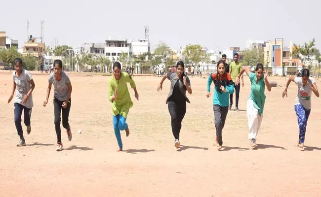 Police Aspirants Practice For Physical Test In Adilabad District - Sakshi