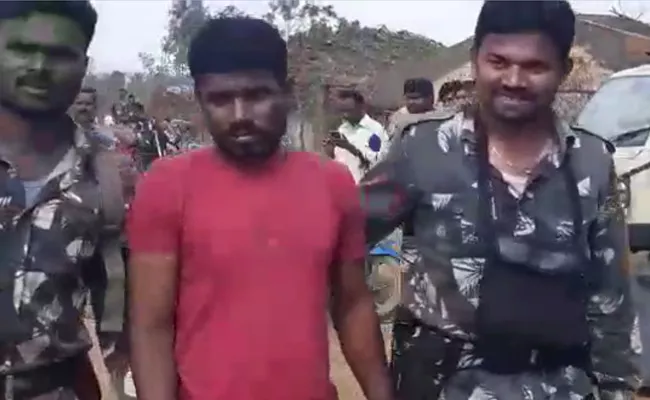 Police Surrounded Maoist Surya Dalam In Nallabelli - Sakshi