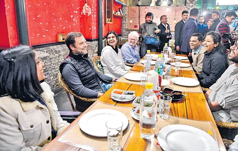 Rahul Gandhi Charms Students During Surprise Dinner Interaction In Delhi - Sakshi